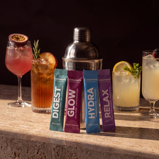 Alle vier bloomerie® Sticks vor vier Drinks an der Bar