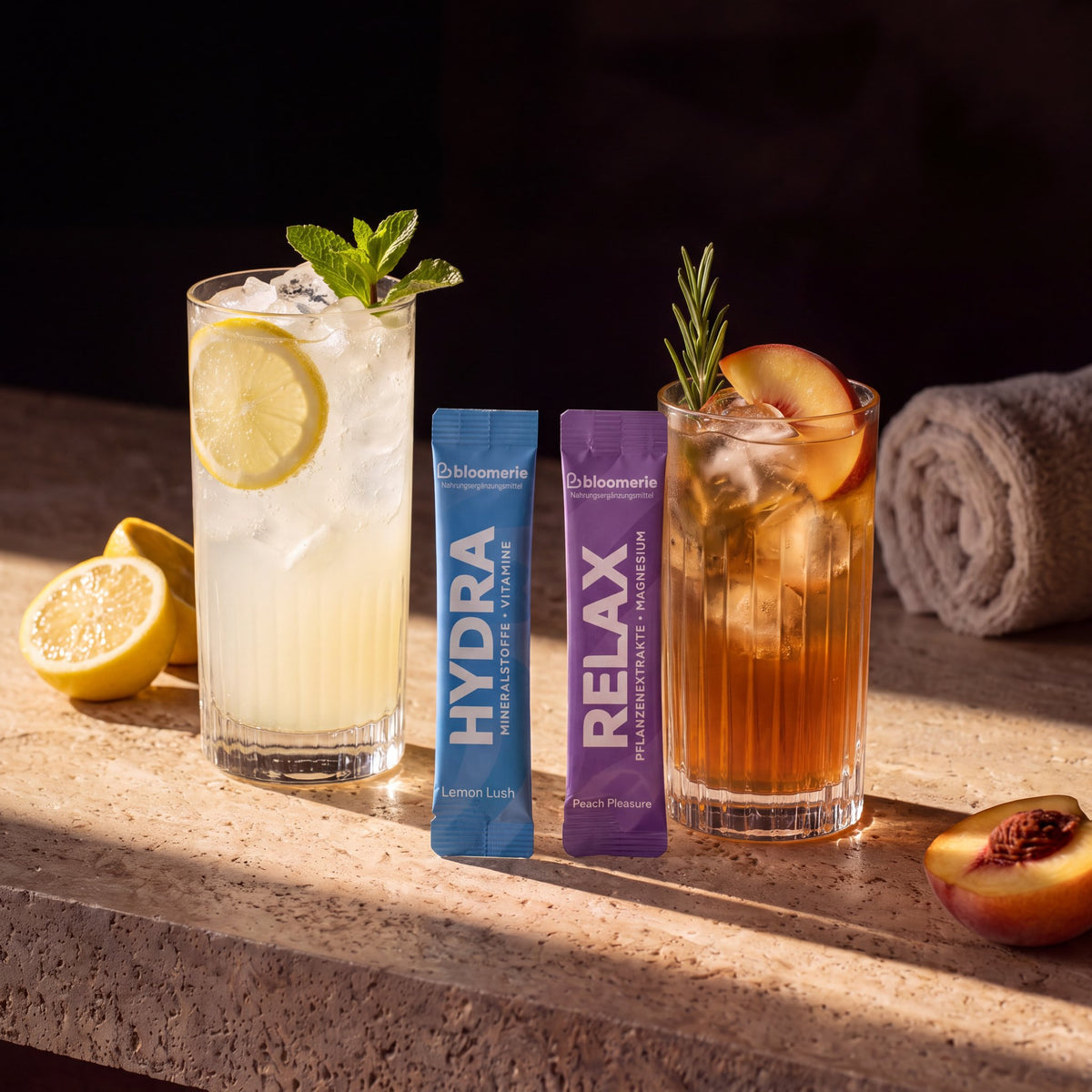 HYDRA und RELAX Sticks mit Zitronen- und Pfirsich-Drink an der Bar