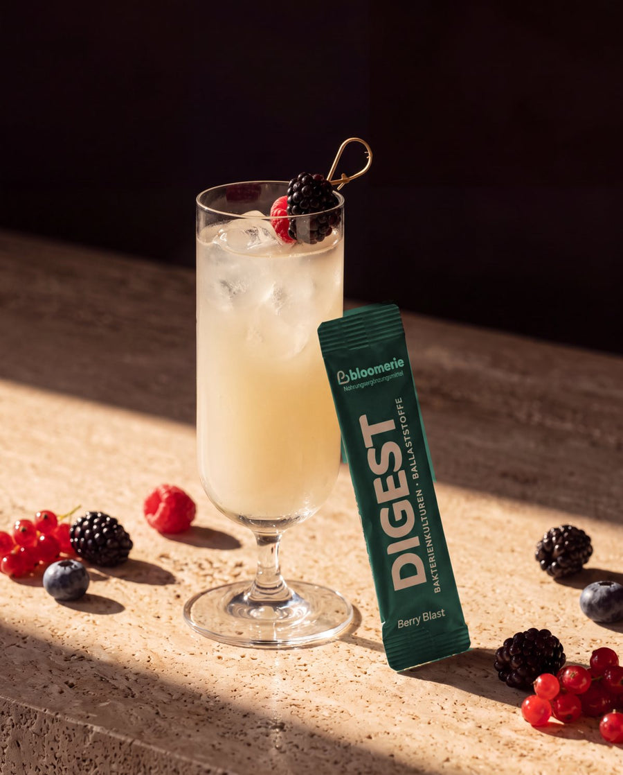 DIGEST Berry Blast Drink mit DIGEST Stick an der Bar