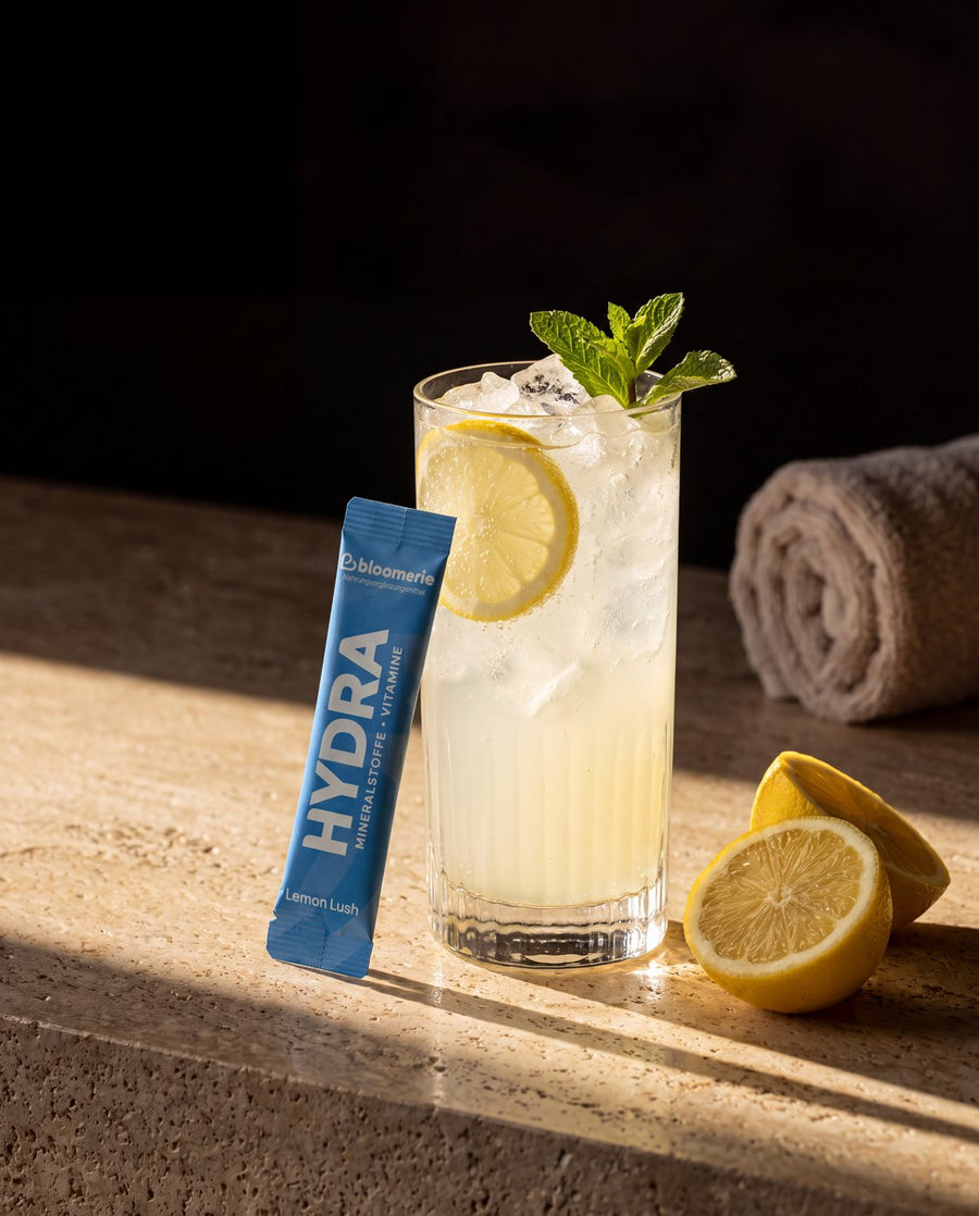 HYDRA Lemon Lush Workout-Drink mit HYDRA Stick an der Bar