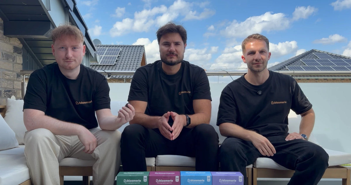 Die bloomerie® Gründer Dario, Sascha und Phil mit den vier Drinks