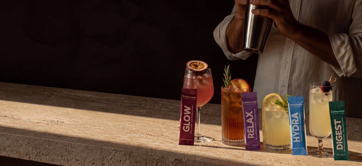 Vier bloomerie® Drinks an der Bar, vor jedem Glas der passende Stick: GLOW, RELAX, HYDRA und DIGEST