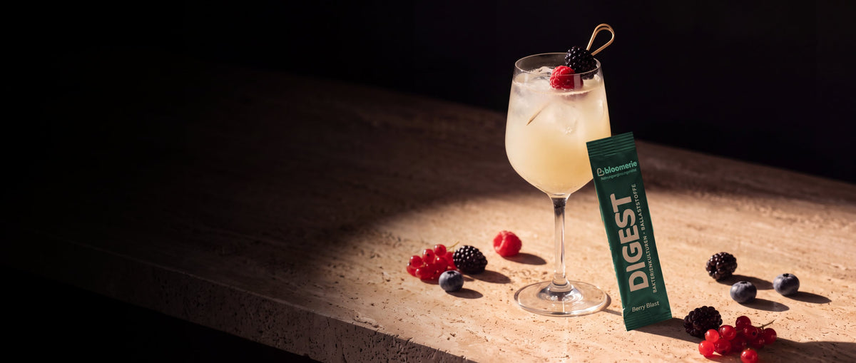 DIGEST Drink mit Beeren und DIGEST Stick an der Bar