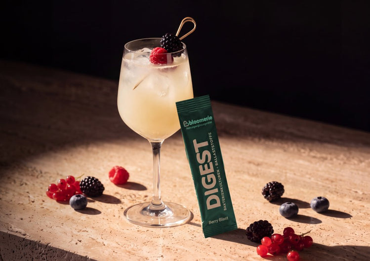 DIGEST Drink mit Beeren und DIGEST Stick an der Bar